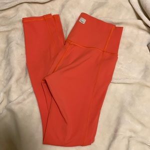 Vuori Studio Pocket Legging in Grapefruit size XS